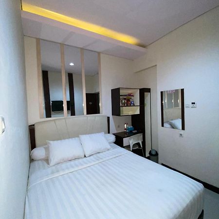Dekost Madiun Hotel Bagian luar foto
