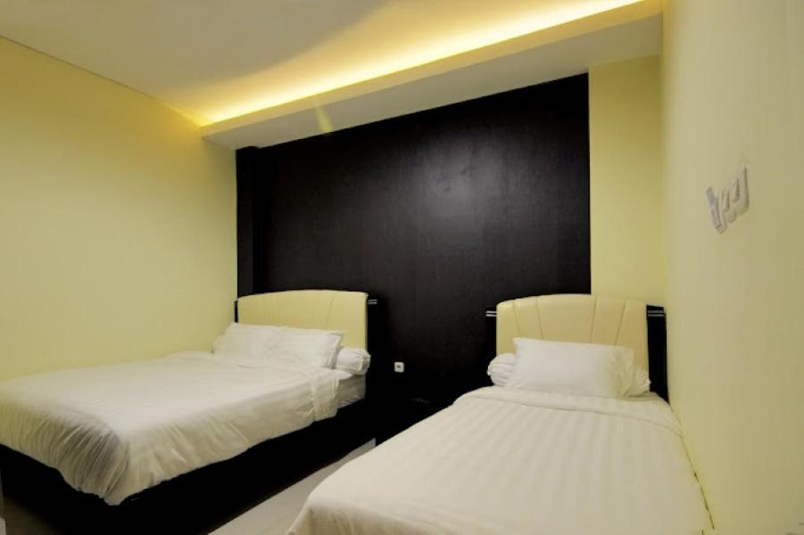 Dekost Madiun Hotel Bagian luar foto
