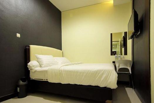 Dekost Madiun Hotel Bagian luar foto
