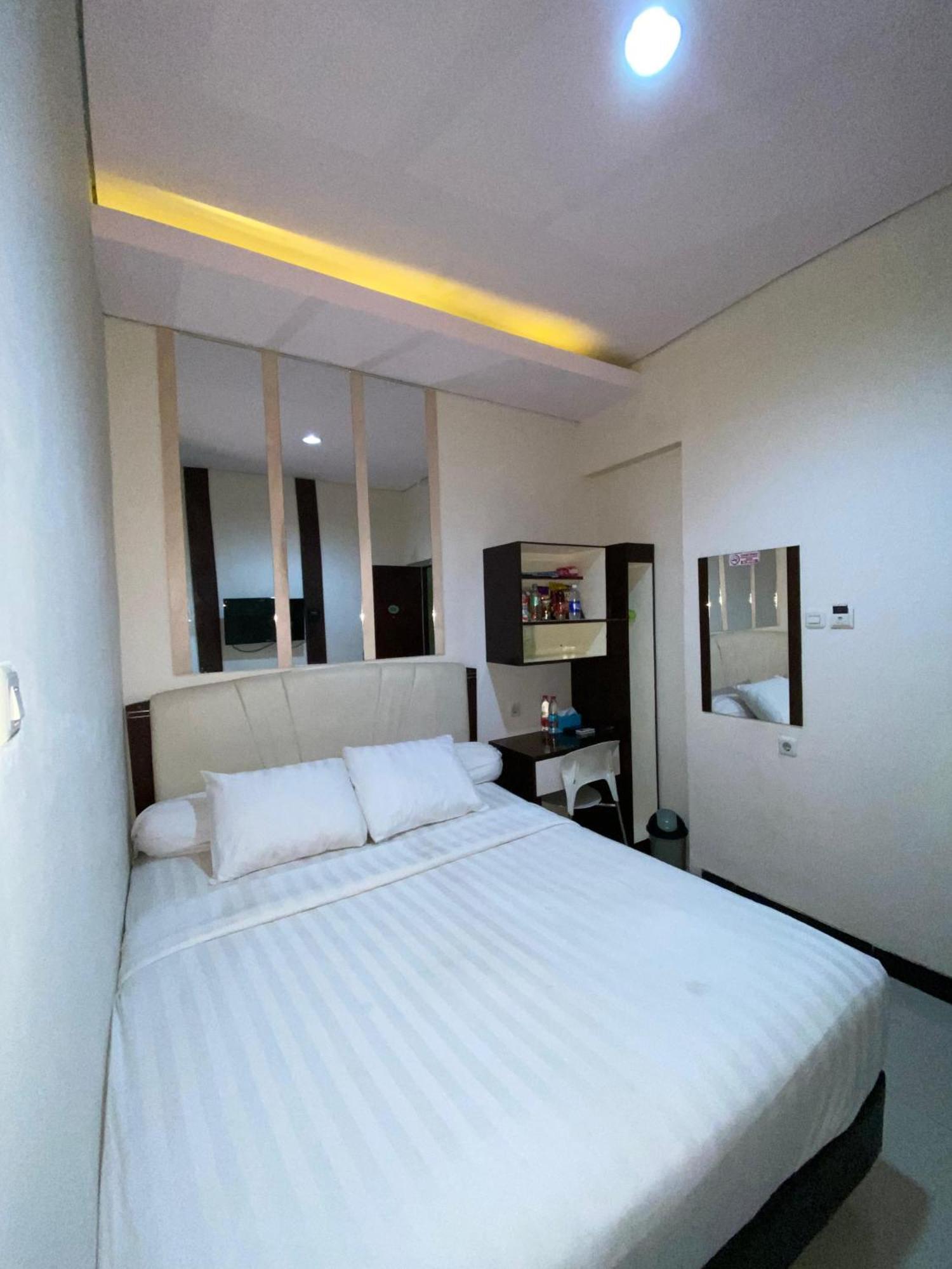 Dekost Madiun Hotel Bagian luar foto