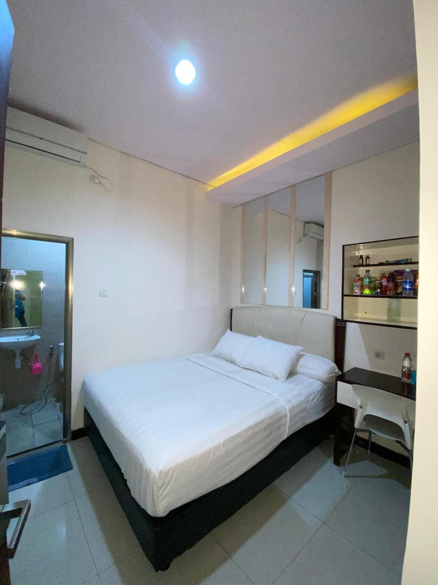 Dekost Madiun Hotel Bagian luar foto